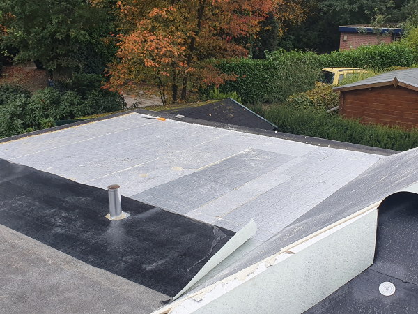 Platdakisolatie wordt van buitenaf aangebracht om geen binnenruimte te verliezen