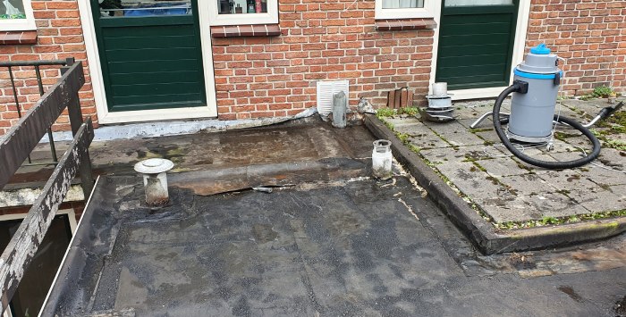 De daklekkage in Emmen gevolgen kunnen verschillen van schimmel- en vochtproblemen, tot zelfs het nodig hebben van een compleet nieuwe constructie. 