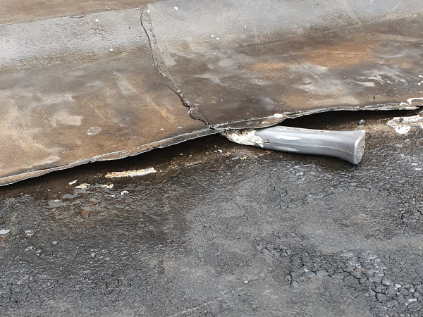 Wanneer je het plat dak niet tijdig laat repareren, kan dat vervelende gevolgen hebben Wanneer je het plat dak niet tijdig laat repareren, kan dat vervelende gevolgen hebben