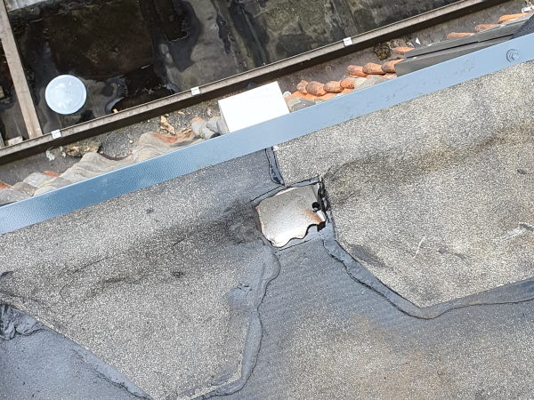 Een dakreparatie zorgt ervoor dat het dak weer jaren mee kan Een dakreparatie zorgt ervoor dat het dak weer jaren mee kan