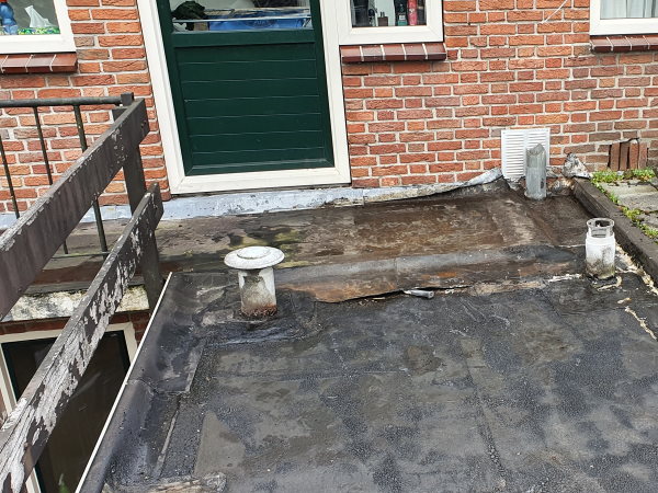 Bij een lekkage aan het platte dak biedt een dakreparatie vaak de oplossing Bij een lekkage aan het platte dak biedt een dakreparatie vaak de oplossing