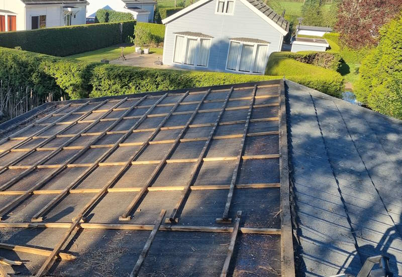 Een dakrenovatie zorgt ervoor dat je dak weer weersbestendig is.