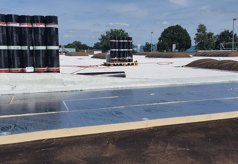 Bij een dakreparatie is het verstandig de isolatie van het dak direct aan te passen.