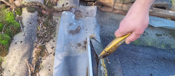 Dakonderhoud aan verouderde dakbedekking op een dak. Op zoek naar een dakdekker in Steenwijk? Kies voor Salodak!