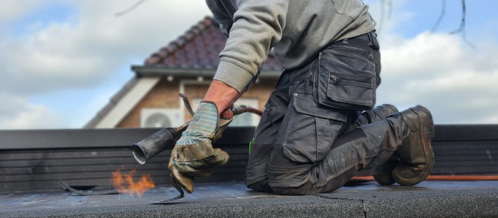 Dakdekker met brander dakbedekking aan het branden op een dak. Salodak is jouw dakdekker in Steenwijk.